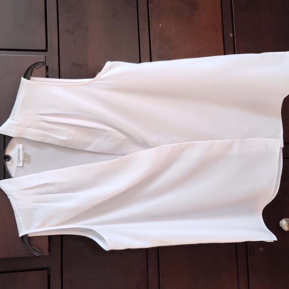 Sleeveless white blouse US M